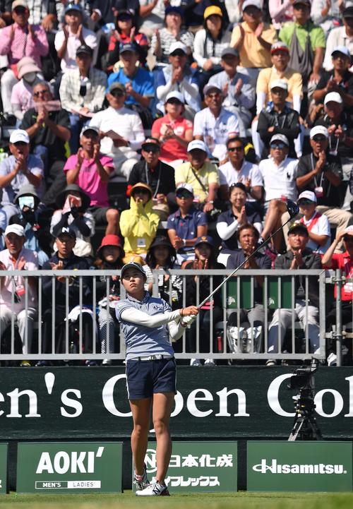 1番、ギャラリーを背にティーショットを放つ大里（撮影・上田博志）