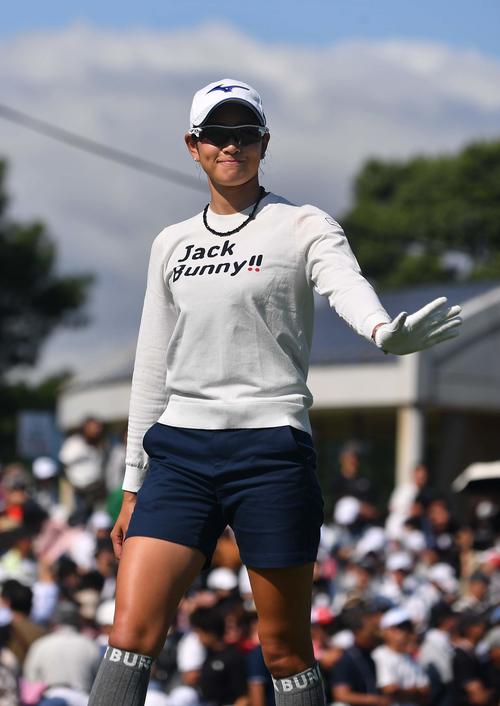 1番、ちびっ子ファンに手を振りながらセカンド地点へ向かう原英莉花（撮影・上田博志）