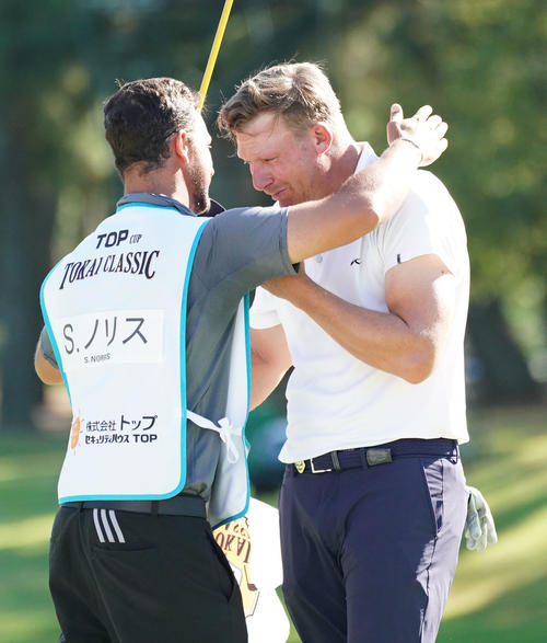 第50回トップ杯東海クラシック最終日　キャディーを務めた弟のカイル・ノリス（左）と喜び合うショーン・ノリス（右）（撮影・森本幸一）