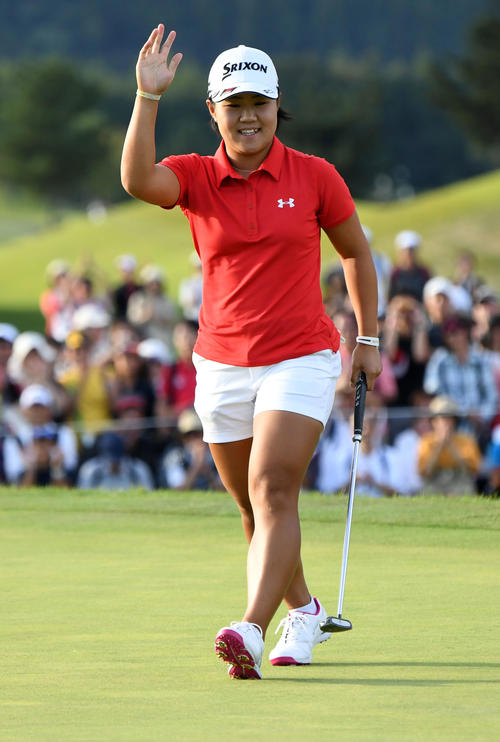 18番、バーディーパットを決め通算18アンダーで優勝した畑岡（撮影・前岡正明）