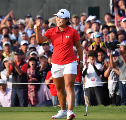 日本女子オープン3度目の優勝を決め笑顔でガッツポーズする畑岡奈紗（撮影・上田博志）