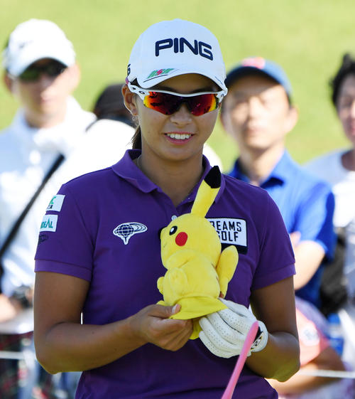 日本女子オープン最終日の9番、ティーショットを待つ渋野はピカチュウのクラブカバーを手に笑顔を見せる（2019年10月6日撮影・前岡正明）