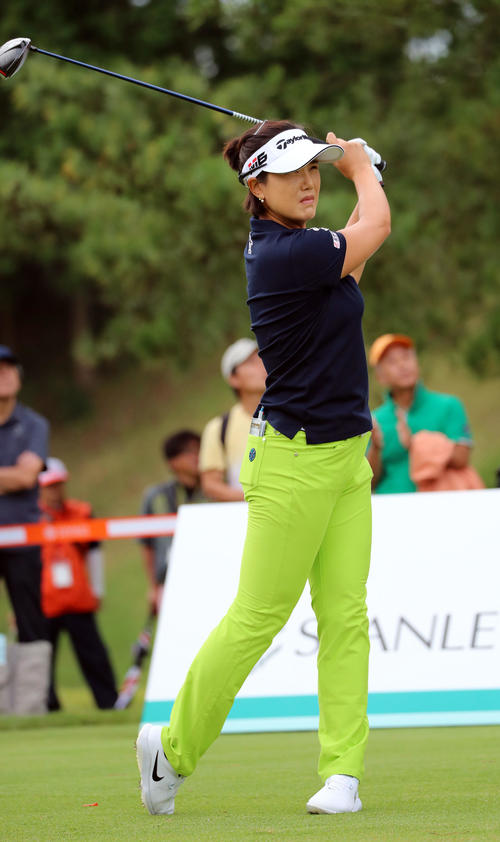 1番、ティーショットを放つ全美貞（撮影・大野祥一）