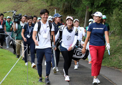 5番、多くのギャラリーを連れ、2打目に移動する渋野（右端）（撮影・大野祥一）