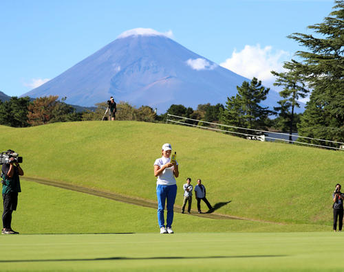 17番、グリーン上でスコアシートに記入する渋野（中央）（撮影・大野祥一）