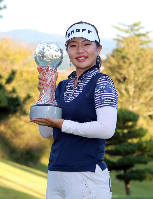 通算8アンダーで優勝した黄アルム（撮影・大野祥一）