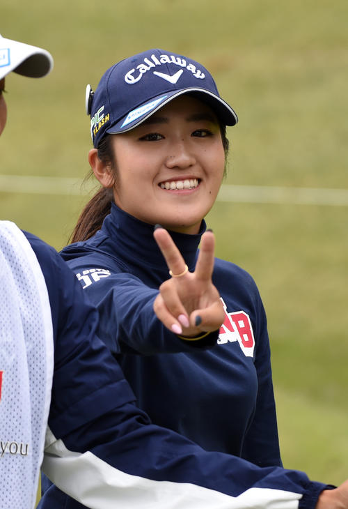 16番、9アンダーで首位の稲見萌寧はVサインする（撮影・柴田隆二）
