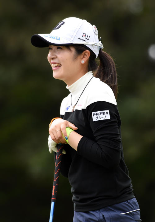 16番、笑顔を見せる三ケ島かな、7アンダーで2位につけた（撮影・柴田隆二）