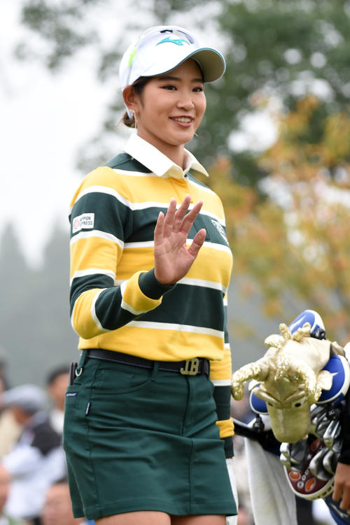 10番、ティーショットを放ち手を振る原英莉花（撮影・柴田隆二）