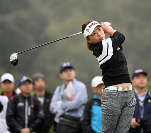 10番、ティーショットを放つ有村智恵（撮影・柴田隆二）