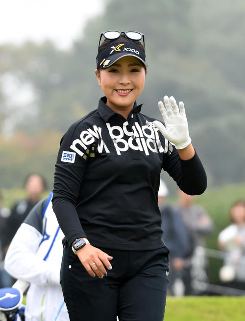 10番、ティーショットを放ち笑顔で手を振る青木瀬令奈（撮影・柴田隆二）