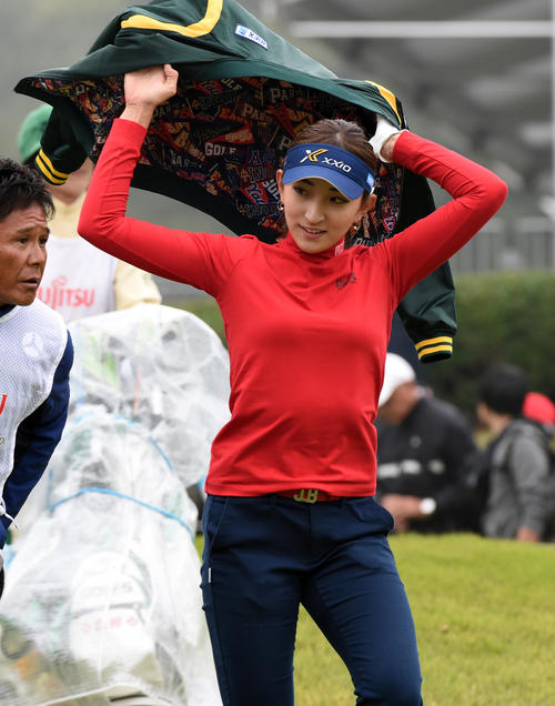 10番、ティーショットの後、寒いためジャケットを着る脇元華（撮影・柴田隆二）