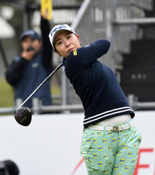 1番、ティーショットを放つ比嘉真美子（撮影・柴田隆二）