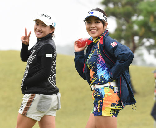 1番、ティーショットの後、ポーズを決める幡野夏生（右）と永井花奈（撮影・柴田隆二）