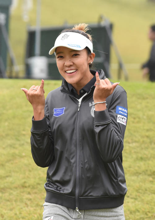 1番、ティーショットの後、ポーズを決めるエイミー・コガ（撮影・柴田隆二）