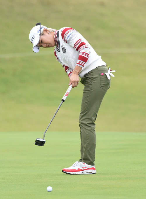 8番、8連続バーディーパットを決めタイ記録を達成した成田美寿々（撮影・柴田隆二）
