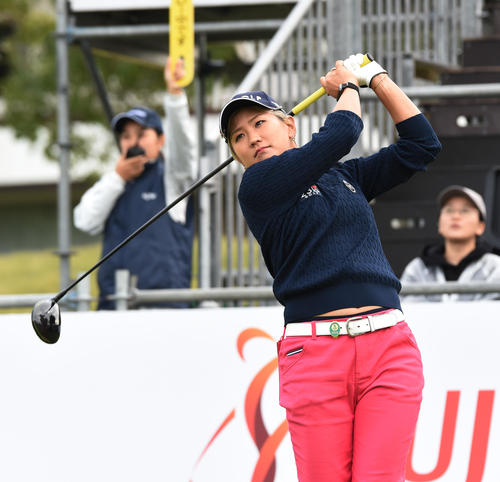1番、ティーショットを放つ成田美寿々（撮影・柴田隆二）