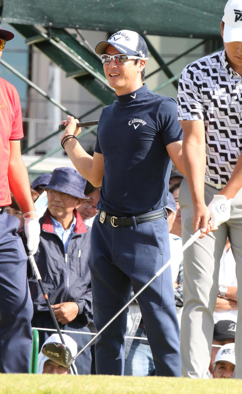 第3ラウンドの10番でティーショットを笑顔で待つ石川遼（撮影・菊川光一）＝2019年10月19日、福岡・古賀GC