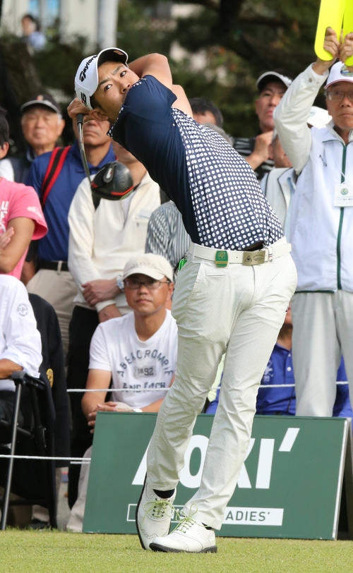 1番でティーショットを放つ塩見好輝（撮影・菊川光一）