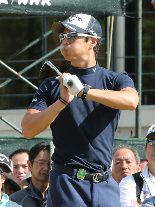 第3ラウンドの10番で頬を膨らませてティーショットを待つ石川遼（撮影・菊川光一）