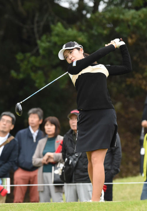 14番、ティーショットを放つ三ケ島かな、13アンダーの首位に立った（撮影・柴田隆二）