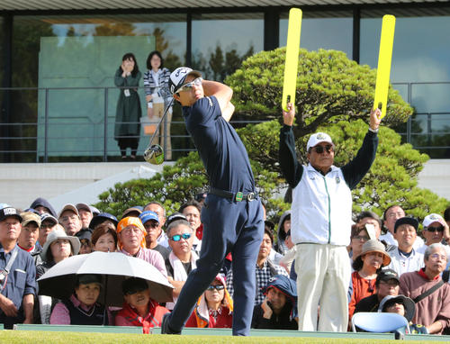 第3ラウンドの10番でティーショットを放つ石川遼（撮影・菊川光一）