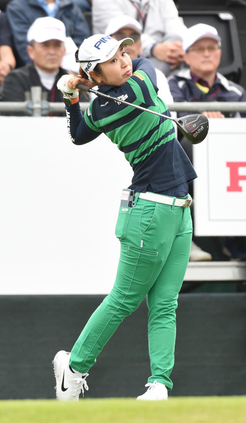 1番、ティーショットを放つ比嘉真美子（撮影・柴田隆二）