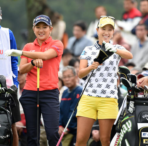 1番、ティーショットの前に成田美寿々（左）は上田桃子と談笑する（撮影・柴田隆二）