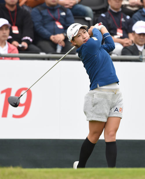 1番、ティーショットを放つ永井花奈（撮影・柴田隆二）