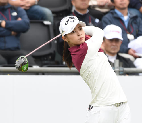 1番、ティーショットを放つ柏原明日架（撮影・柴田隆二）