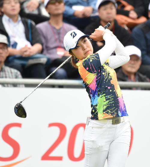 1番、ティーショットを放つ高橋彩華（撮影・柴田隆二）