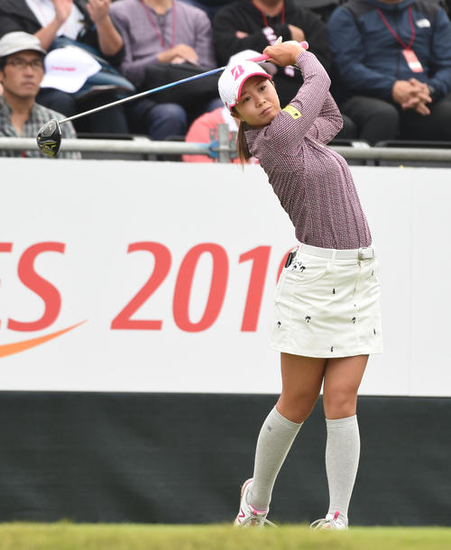 1番、ティーショットを放つ金沢志奈（撮影・柴田隆二）