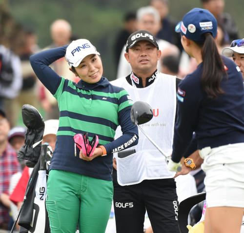1番、ティーショットの前に比嘉真美子（左）は小祝さくらと談笑する（撮影・柴田隆二）