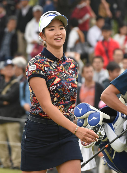 1番、ティーショットを放ち笑顔を見せる原英莉花（撮影・柴田隆二）
