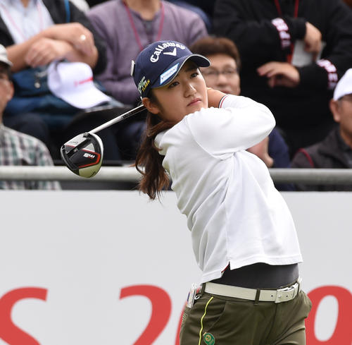 1番、ティーショットを放つ稲見萌寧（撮影・柴田隆二）
