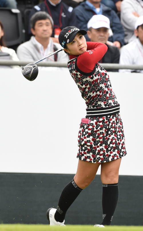 1番、ティーショットを放つ菊地絵理香（撮影・柴田隆二）