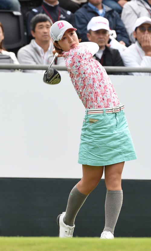 1番、ティーショットを放つ蛭田みな美（撮影・柴田隆二）