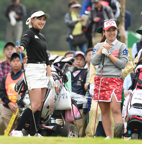 1番、ティーショットの前に、談笑する臼井麗香（左）とアマ西村優菜（撮影・柴田隆二）