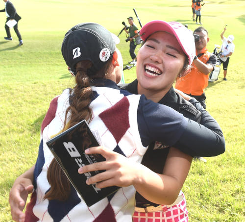 優勝した古江彩佳（右）はアマチュア仲間の吉田優利と抱き合う（撮影・柴田隆二）