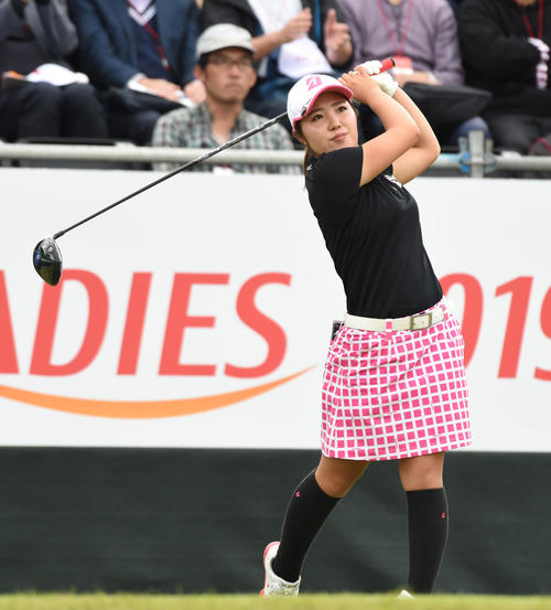 1番、ティーショットを放つ古江彩佳（撮影・柴田隆二）