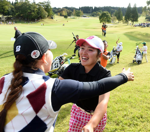 優勝した古江彩佳（右）はアマチュア仲間の吉田優利と抱き合う（撮影・柴田隆二）