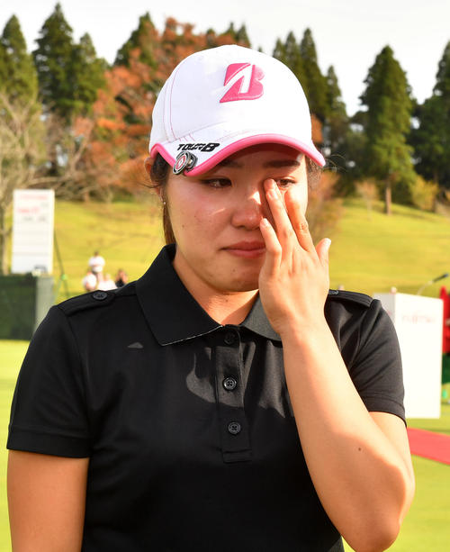 アマチュアの古江彩佳は優勝インタビューで涙を流す（撮影・柴田隆二）