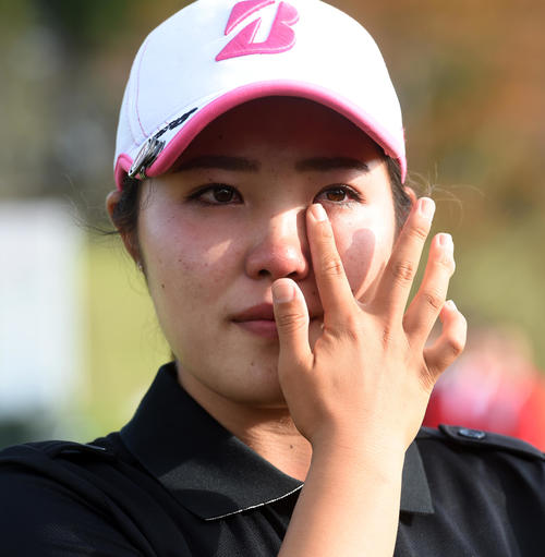 マチュアの古江彩佳は優勝インタビューで涙を流す（撮影・柴田隆二）
