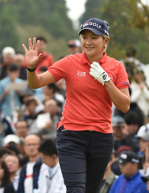 1番、ティーショットの後、手を振る成田美寿々（撮影・柴田隆二）