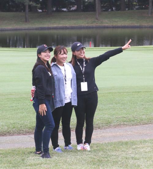 会場を訪れ笑顔を見せる左から笠、有村、渋野