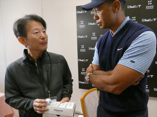 ブリヂストンスポーツの担当者と話しをするウッズ