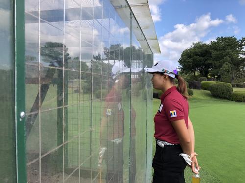タイガー・ウッズが試合会場となるマスターズGCに寄贈したクジャクを眺める渋野（撮影・益子浩一）