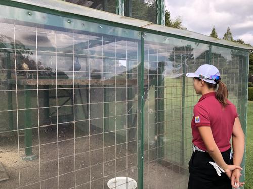 タイガー・ウッズが試合会場となるマスターズGCに寄贈した孔雀を眺める渋野（撮影・益子浩一）