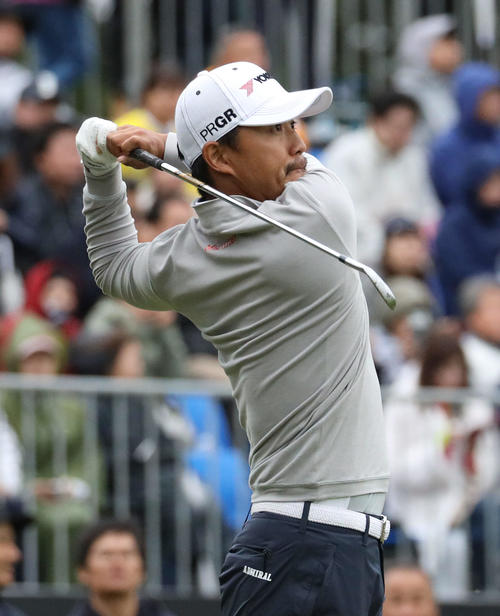 練習ラウンドで、ティーショットの感覚を確かめる小平（撮影・河田真司）