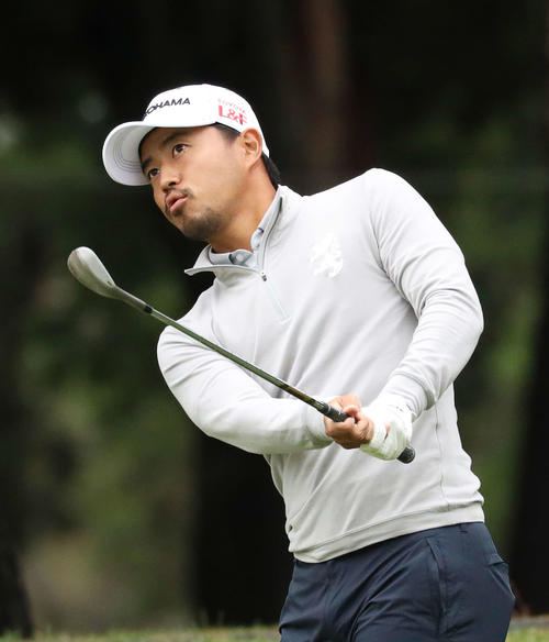練習ラウンドでアプローチの感覚を確かめる小平（撮影・河田真司）